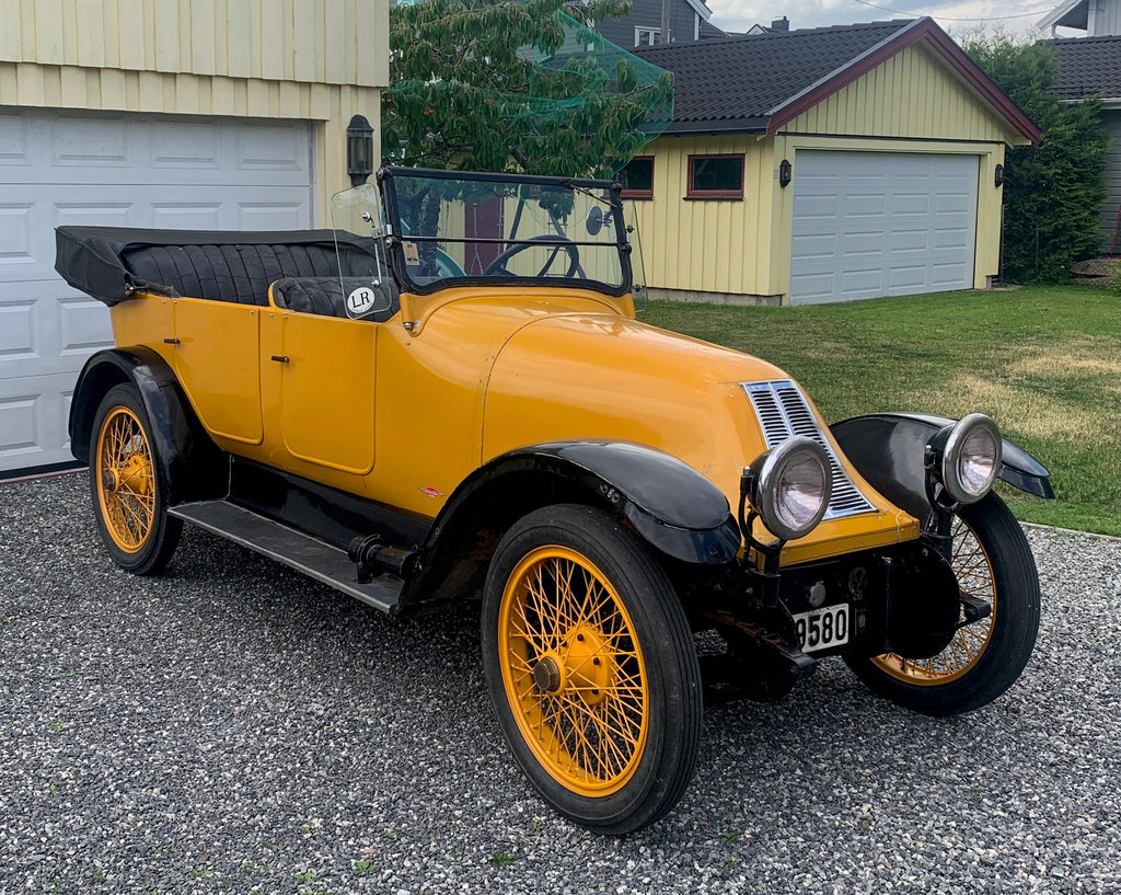 Start nr. 24 – Franklin 9B, Touring fra 1919 – bilen er med træramme, luftkølet motor og aluminiumskarosseri – den har kørt i Norge fra ny, og ejes og køres i dag af Trude Stray Gjerkeseth, fra Oslo, der har Åge Jan Barlund med i co-driver sædet.
(Foto: Arkivbillede fra Dansk Veteranbil Klub og Strib Automobilmuseum)